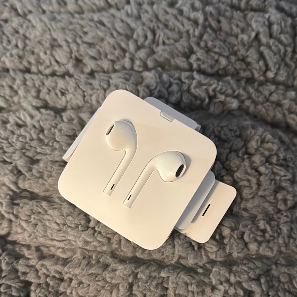 Apple iPad White Wired Earbuds
